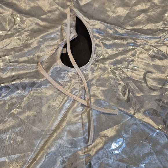 Elegant Silver Tree Skirt 48 in. - Picture 4 of 9